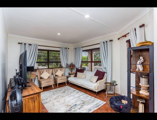 3 BEDROOM HOUSE RENTED IN UITZICHT